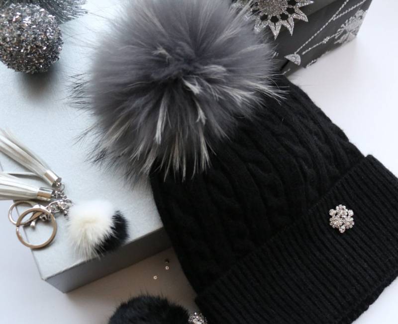 Pelz Pom Mütze, Schwarze Kaschmir Wolle Stricken Mütze Mit Abnehmbaren Echten Waschbären Pom-Pom Und Grauen von AnExtraSpecialDesign