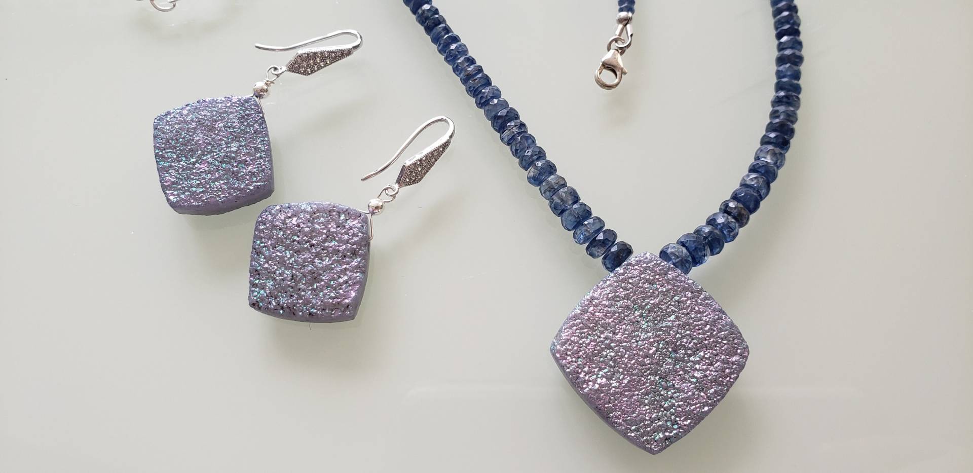 Blaue Kyanit Halskette, Atemberaubendes Grünlich Blaues Druzy Kissen, 925 Sterling Silber Blaue Kyanit Halskette, Atemberaubendes Grünlich Blaues Druzy Kissen, 925 Sterling Silber von AnGjewelryShop