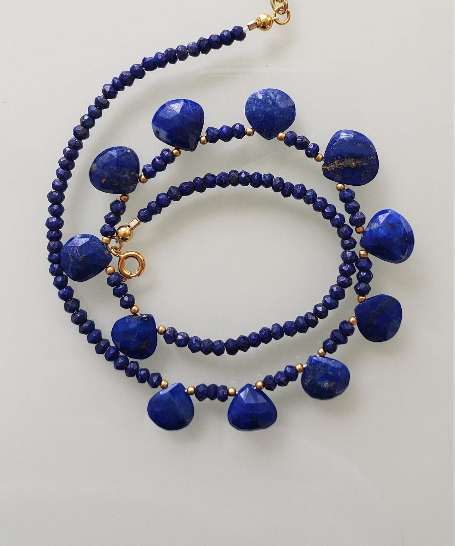 Lapis Lazuli Halskette Mit Facettierten Herzen Und 18K Gold Field Karabinerverschluss Lapis Lazuli Halskette Mit Facettierten Herzen Und 18K Gold Field Karabinerverschluss von AnGjewelryShop