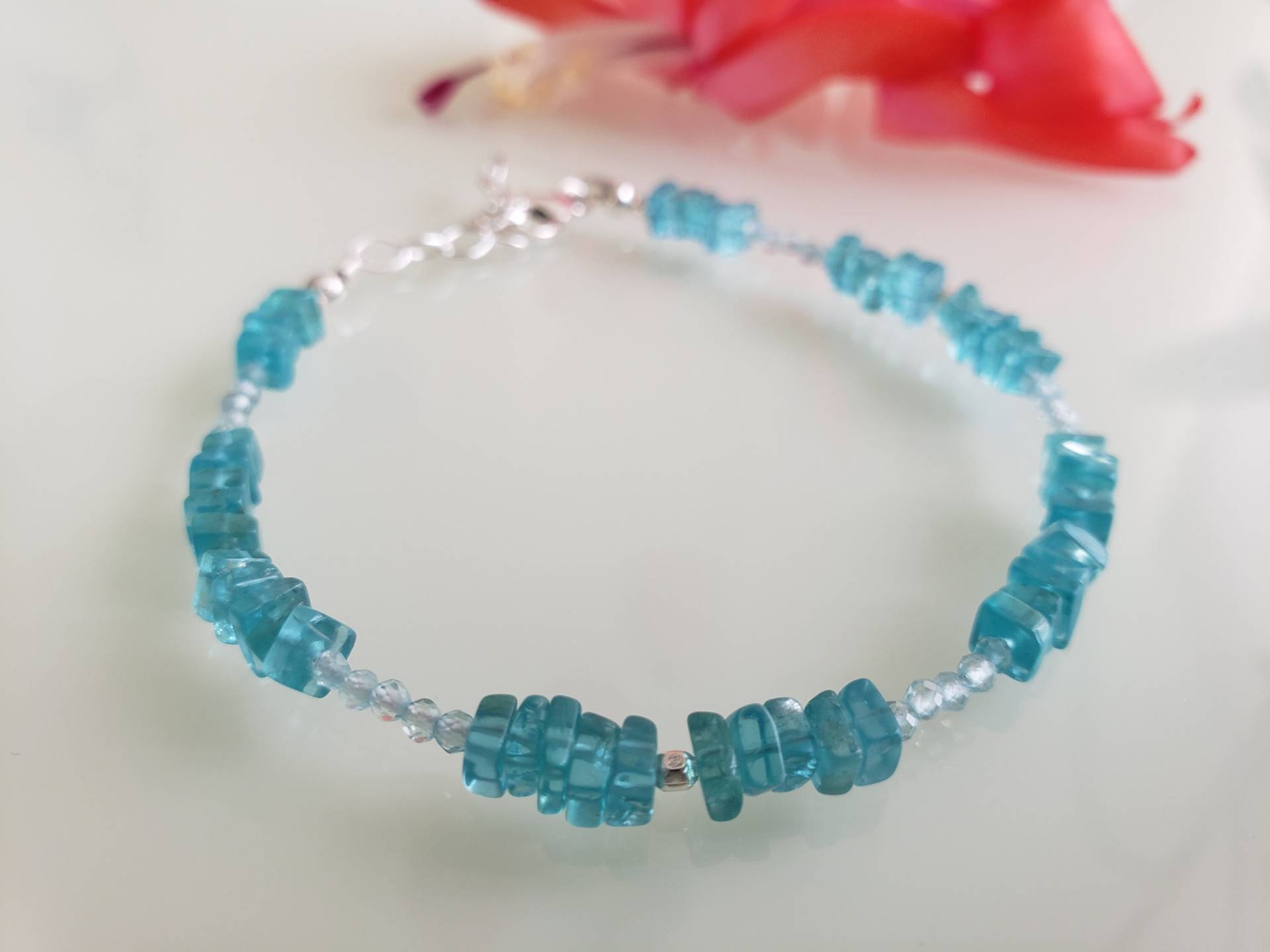 Neon Blau Apatit Perlen Armband. Zarter Schmuck Für Damen. Edelstein 925 Sterling Silber Neon Blau Apatit Perlen Armband. Zarter Schmuck Für Damen. Edelstein 925 Sterling Silber von AnGjewelryShop