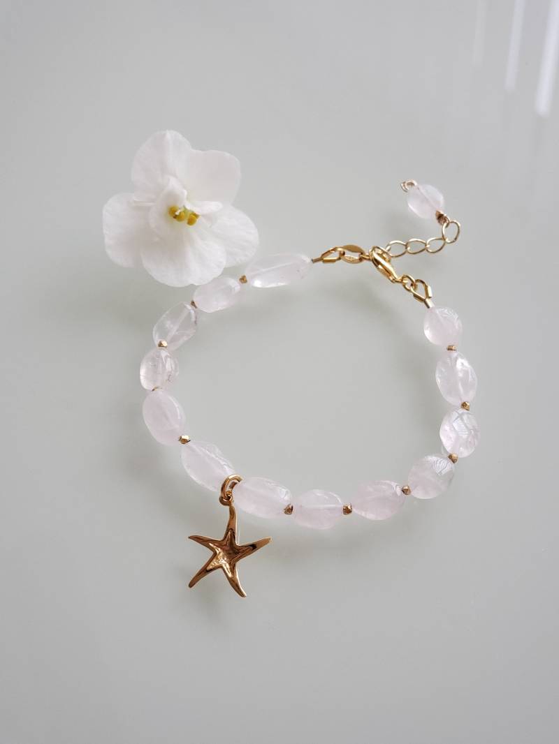 Schlichtes Ovales Goldarmband Mit Rosenquarz Charm Und Zartem Seestern Charm, Verschluss Aus Gold Vermeil von AnGjewelryShop