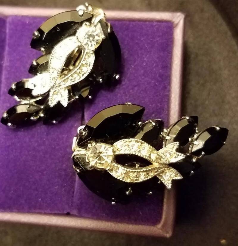 Vintage Weiss, Schwarz Und Klar Strass Ohrringe von AnItemOfBeautyIsAJoy
