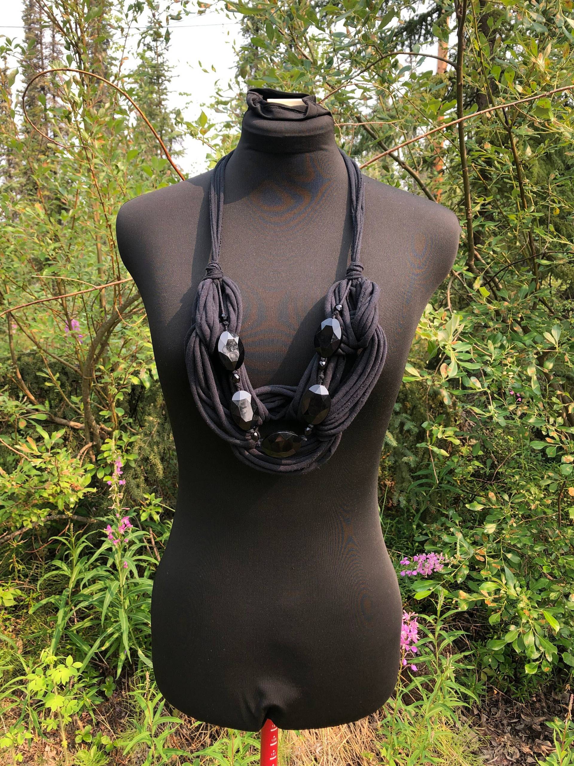 Recycling-T-Shirt Schwarz Multi Loop Stoff Schmuck Accessoire Bib Statement Halskette Mit Verstellbaren Krawattenverschluss Und Großen Facettierten von AnaJamila