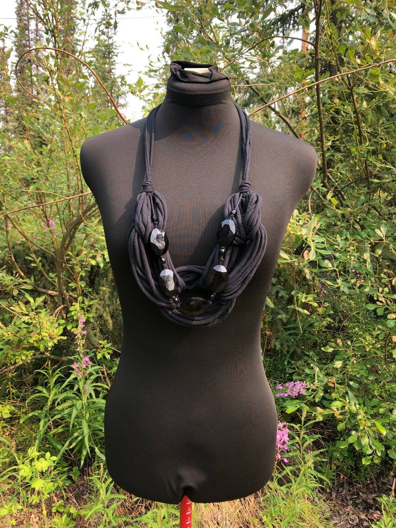 Recycling-T-Shirt Schwarz Multi Loop Stoff Schmuck Accessoire Bib Statement Halskette Mit Verstellbaren Krawattenverschluss Und Großen Facettierten von AnaJamila