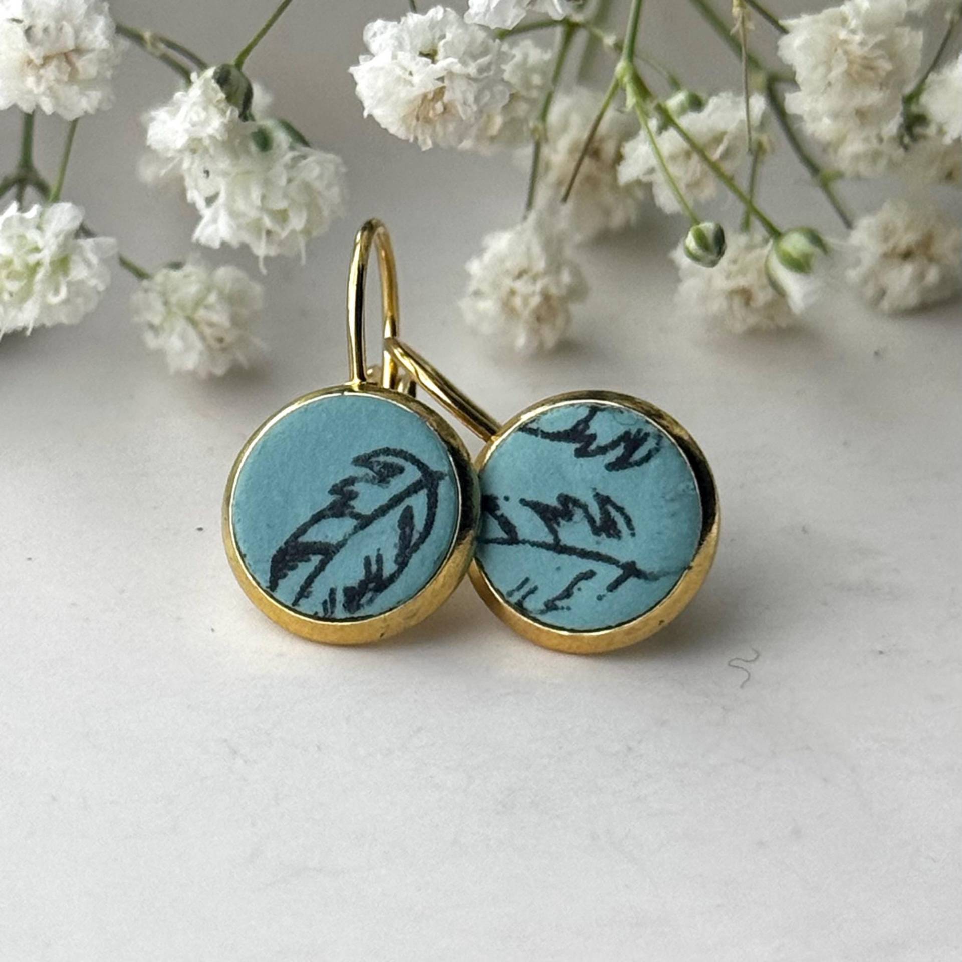 Edelstahlohrringe Vergoldet, 10 Mm - Polymerclay in Einem Schönen Blau Mit Schwarzem Federmuster Im Siebdruckverfahren, Geschenkidee Für Sie von AnaKarijoka