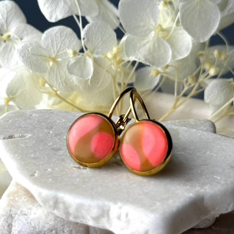 Farbenfrohe Edelstahl-Ohrringe Vergoldet Mit Polymerton in Rosa & Braun - Perfektes Geschenk Für Damen, Einzigartiges Und Lebendiges Design von AnaKarijoka