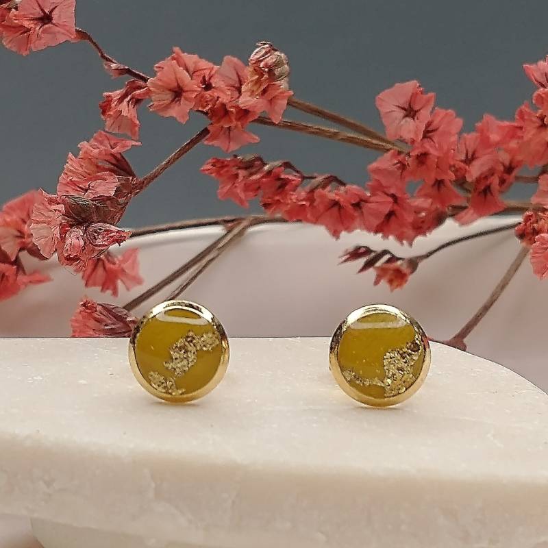 Kleine Zarte Ohrstecker Gold, Ohrringe Gold 6 Mm Mit Polymerclay Senfgelb Goldflocken, Geburtsagsgeschenk Freundin von AnaKarijoka