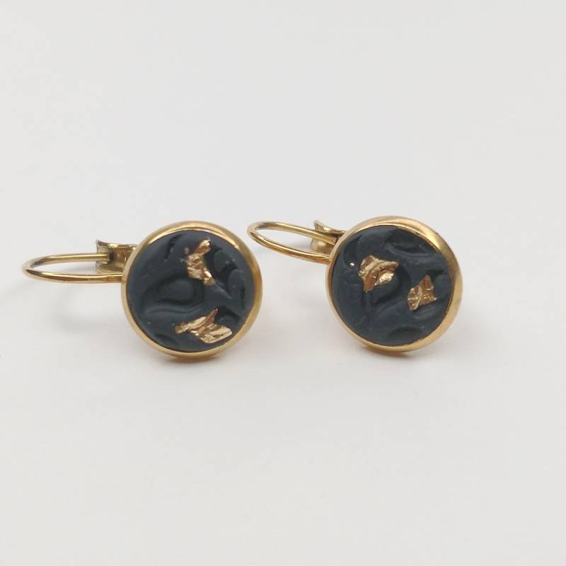Ohrringe, Ohrhänger, Hängeohrringe Gold in 10 Mm Durchmesser Mit Polymer Clay Schwarz Und Blattgold von AnaKarijoka