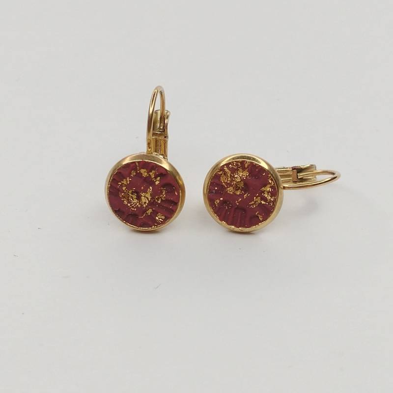 Ohrringe, Ohrhänger, Hängeohrringe Gold in 10 Mm Mit Polymer Clay Strukturiert Bordeaux Und Blattgold von AnaKarijoka