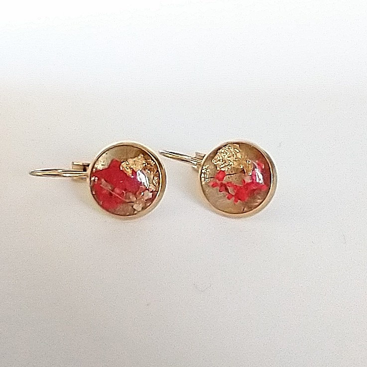 Ohrringe, Ohrhänger, Hängeohrringe in Edelstahl Vergoldet 10 Mm Mit Roten Blüten, Blattgold Und Giessharz von AnaKarijoka