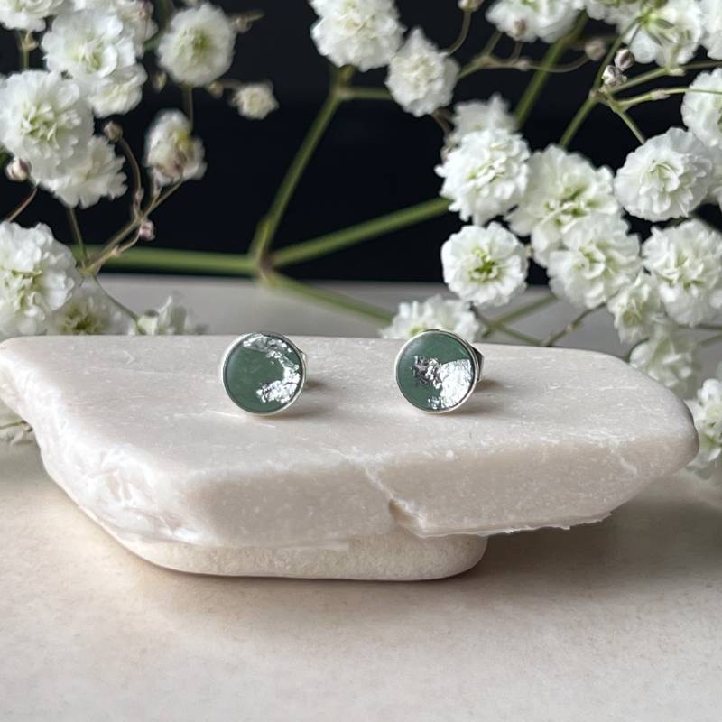 Ohrringe, Ohrstecker Aus 925Er Sterlingsilber Mit Polymerclay in Olivgrün Und Silberflocken Verziert, Durchmesser 6 Mm, Geschenk Freundin von AnaKarijoka