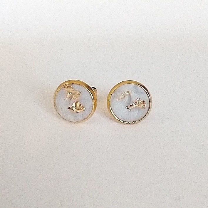 Ohrringe, Ohrstecker Edelstahl Vergoldet in 8 Mm Mit Polymer Clay Strukturiert Weiß Und Blattgold von AnaKarijoka