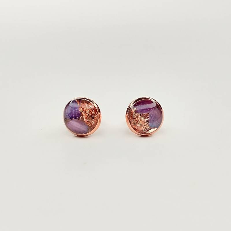 Ohrringe, Ohrstecker in Rosegold 8 Mm Mit Zarten Lila Blütenblättern Und Gießharz von AnaKarijoka