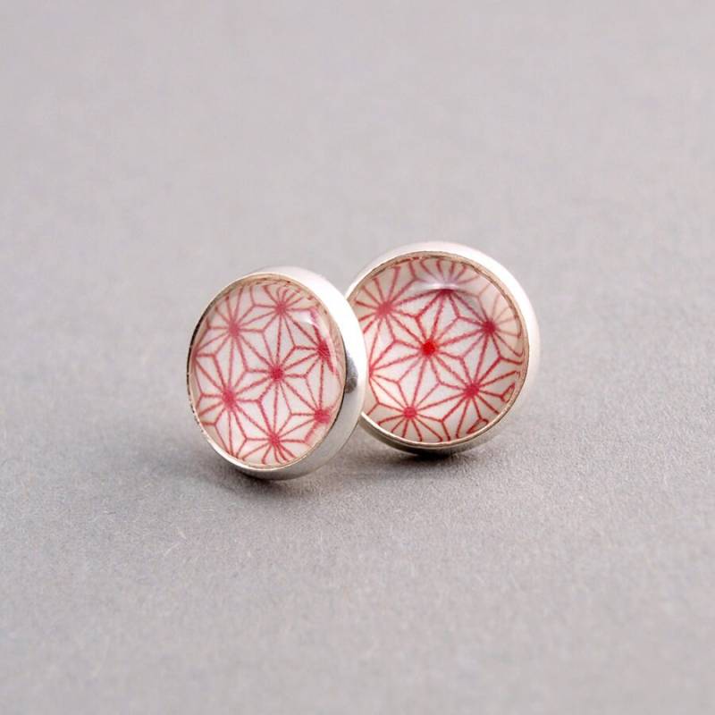 Silberne Ohrstecker Mit Einem Rot Weißen Sternemuster - Handgefertigte Ohrringe von AnaKarijoka