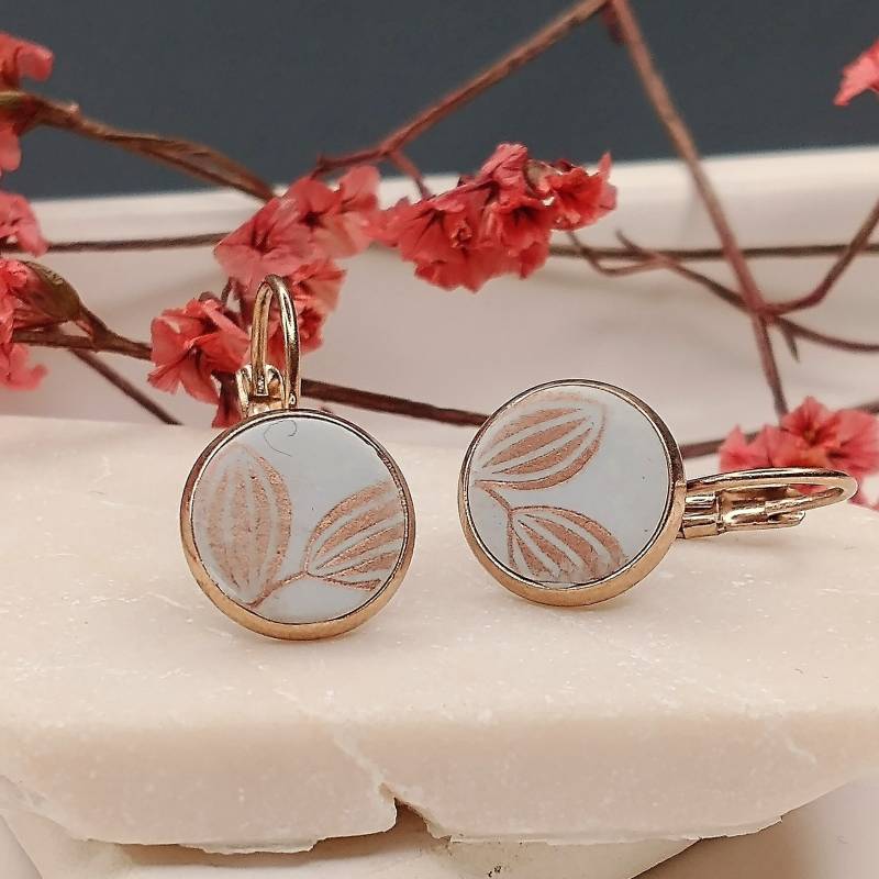 Ohrringe Rosegold, Hängeohrringe Polymerclay Hellgrau Mit Blütenmuster, 10 Mm Durchmesser, Geschenkidee Freundin von AnaKarijoka