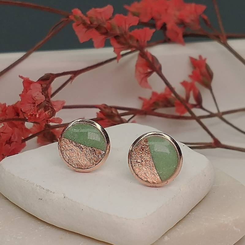 Ohrringe Rosegold, Ohrstecker Ohrtecker Polymerclay in Einem Zarten Grünton Und Rossgoldenen Metallflocken, Geschenk Freundin von AnaKarijoka