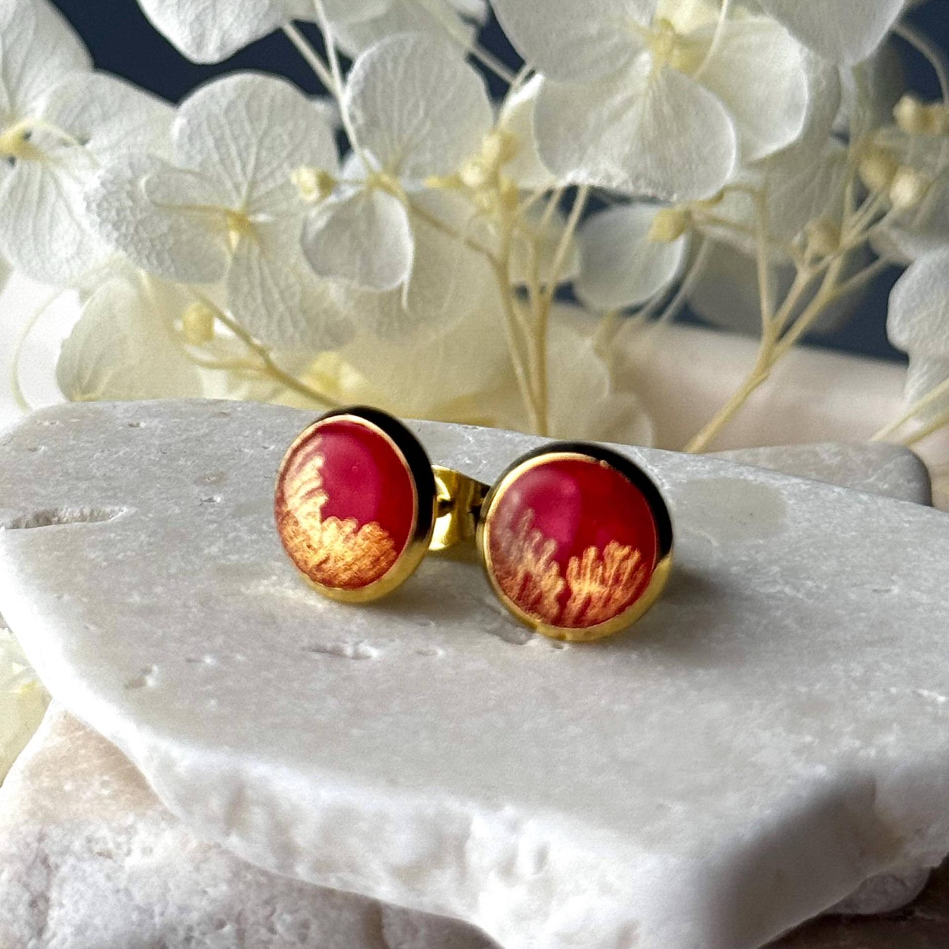 Vergoldete Edelstahl-Ohringe Mit Rotem Polymerton // 8 Mm Durchmesser Goldene Struktur Geschenkidee Für Sie von AnaKarijoka