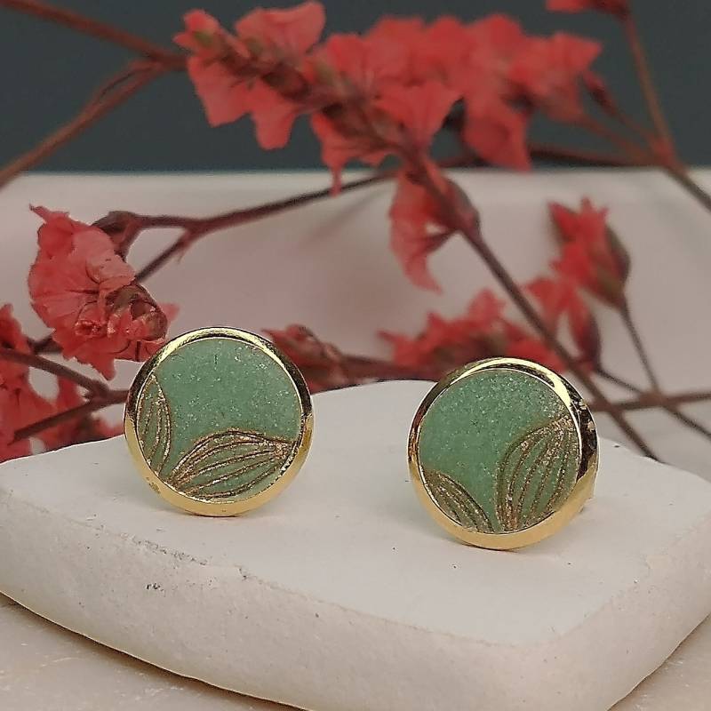 Zarte Grüne Ohrstecker Edelstahl Vergoldet, Ohrringe Gold Mit Polymerclay Und Einem Blütenmuster, Geschenk Muttertag von AnaKarijoka