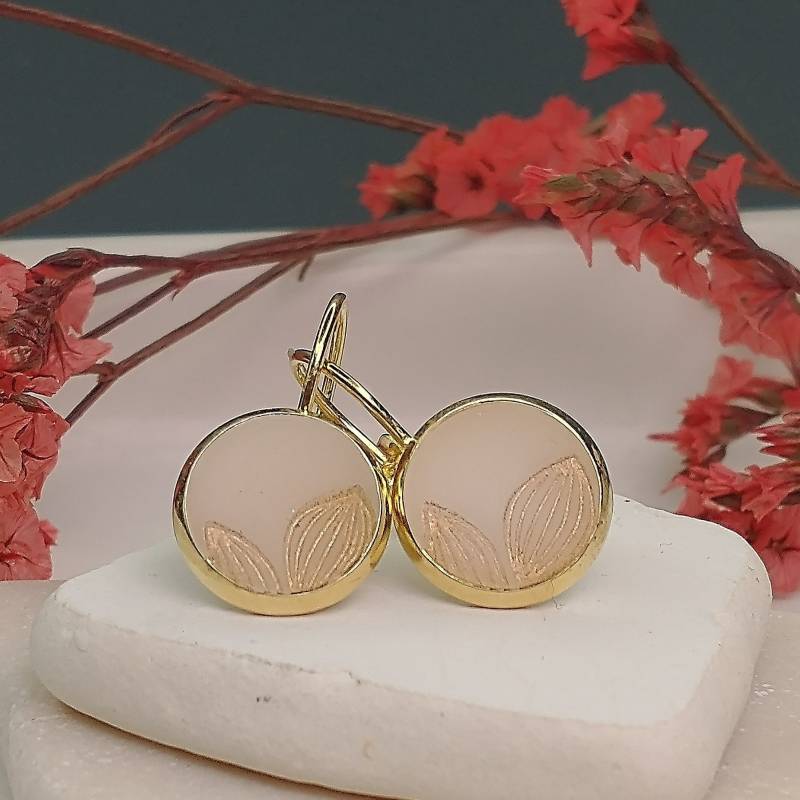 Zarte Hängeohrringe Edelstahl Vergoldet, Polymerclay Ohrringe Mit Goldenen Blütenmuster Verziert, 10 Mm, Geschenkidee Freundin von AnaKarijoka