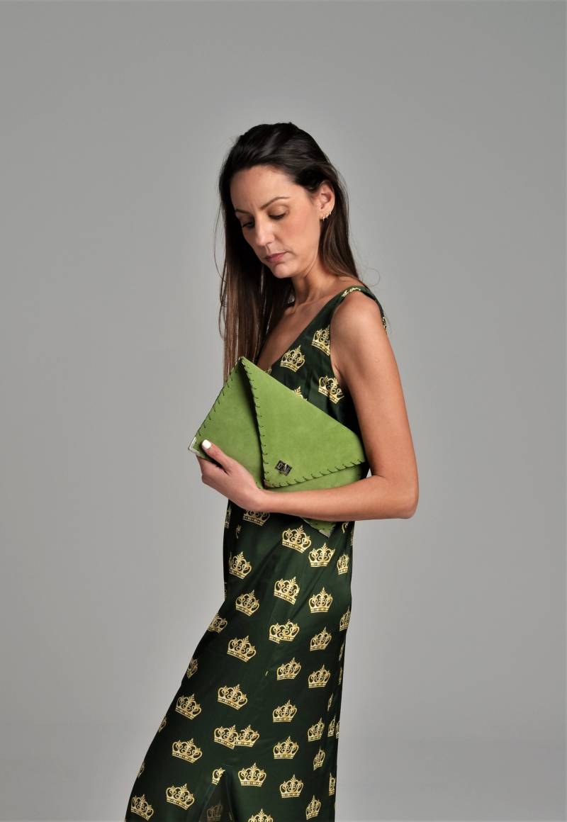 Grüne Wildleder-Clutch Abendtasche Mit Umschlag von AnaKoutsi