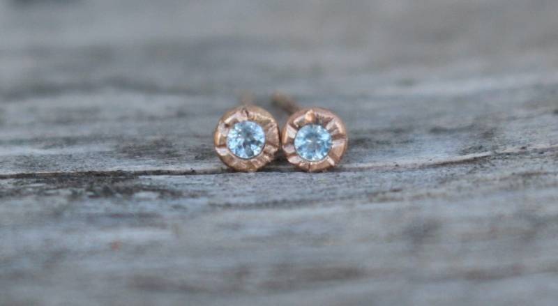 14 K Rosegold Ohrstecker Mit Himmelblauem Topas 14 K Rosegold Ohrstecker Mit Himmelblauem Topas von AnaKrolljewelry