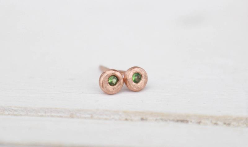 14 K Roségold Ohrstecker Mit Kieselsteinen Und Tsavorit von AnaKrolljewelry