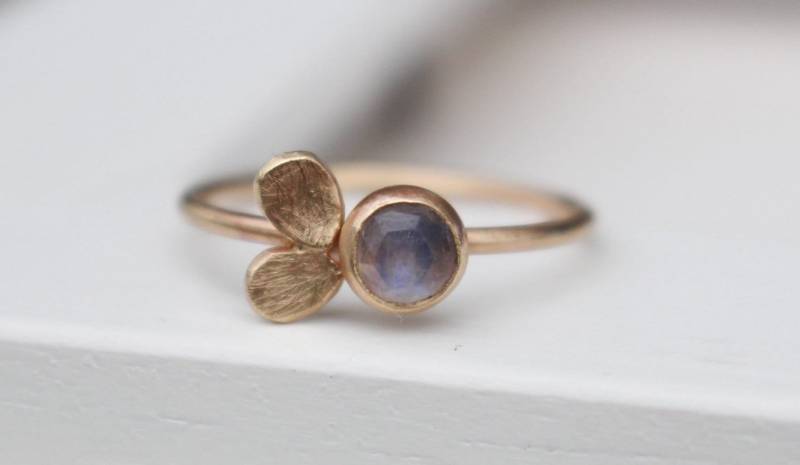 585 Goldring Blütenring Mondstein von AnaKrolljewelry