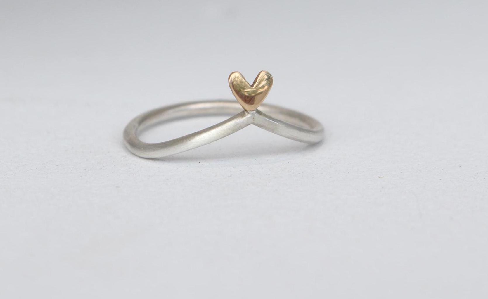 Chevron Ring Mit Herz 925 Sterling Silber Und 585 Gold Chevron Ring Mit Herz 925 Sterling Silber Und 585 Gold von AnaKrolljewelry