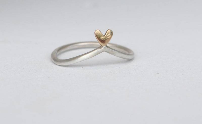 Chevron Ring Mit Herz 925 Sterling Silber Und 585 Gold Chevron Ring Mit Herz 925 Sterling Silber Und 585 Gold von AnaKrolljewelry