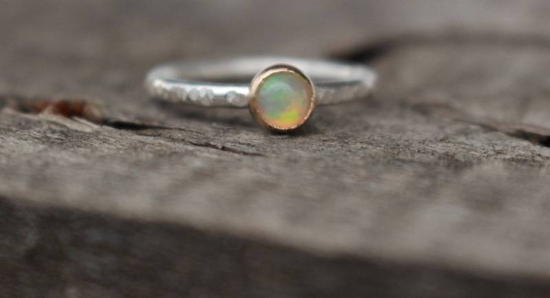 Ring Aus 14 Karat Gold Und Sterlingsilber Mit Welo-Opal Ring Aus 14 Karat Gold Und Sterlingsilber Mit Welo-Opal von AnaKrolljewelry