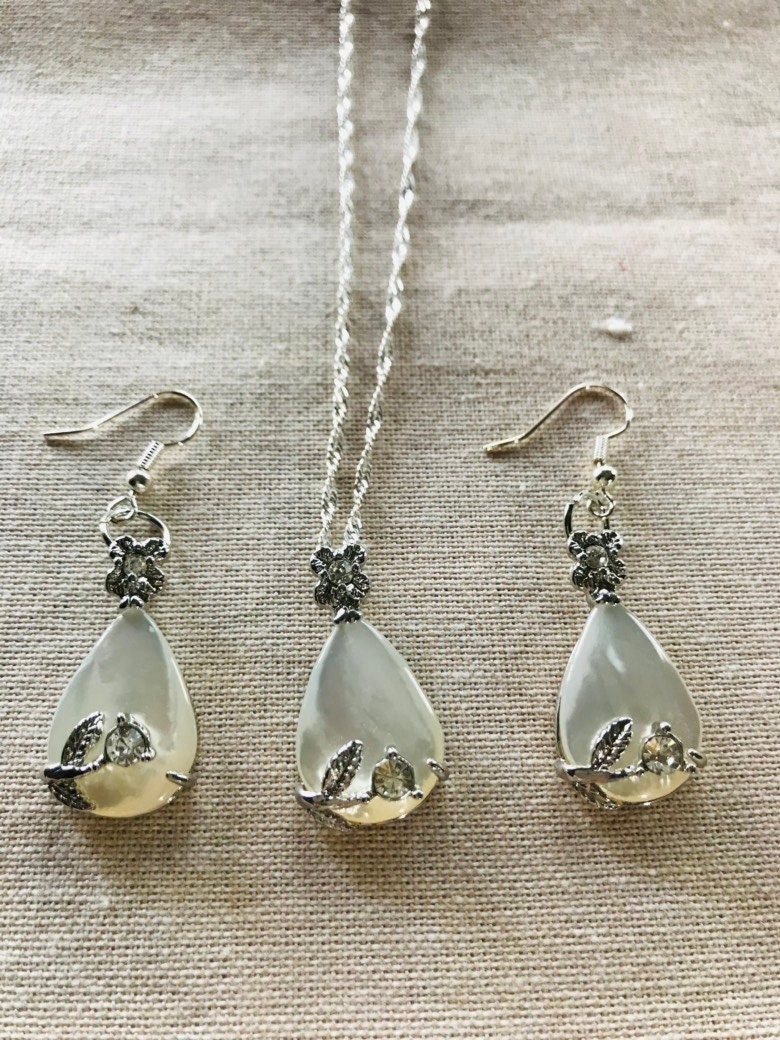 Perlmutt Kette Und Ohrringe von AnabellaMierDesign