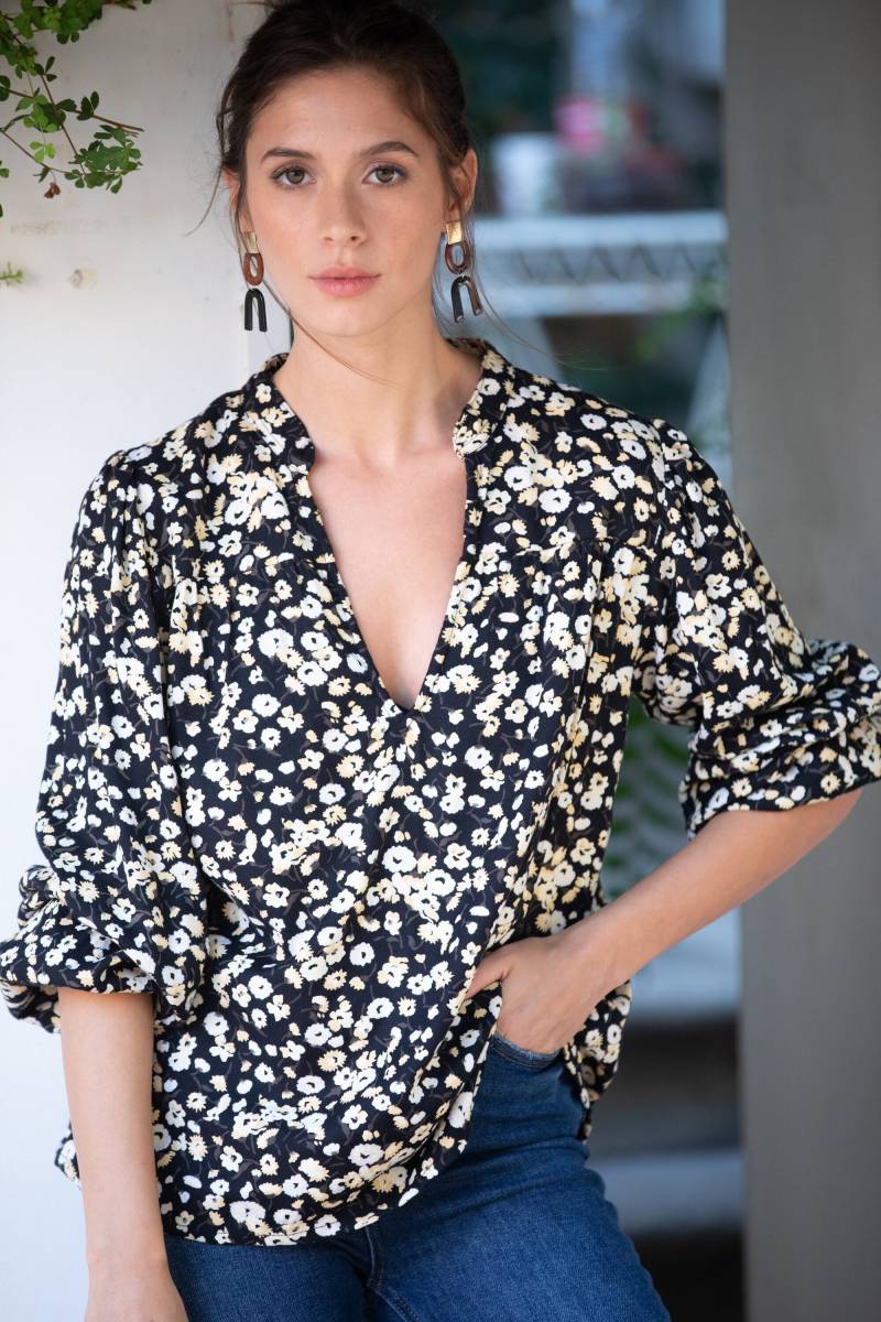 Boho Blumen Viskose Bluse Schwarzer Creme Print, Puffärmel von AnabellaWomen