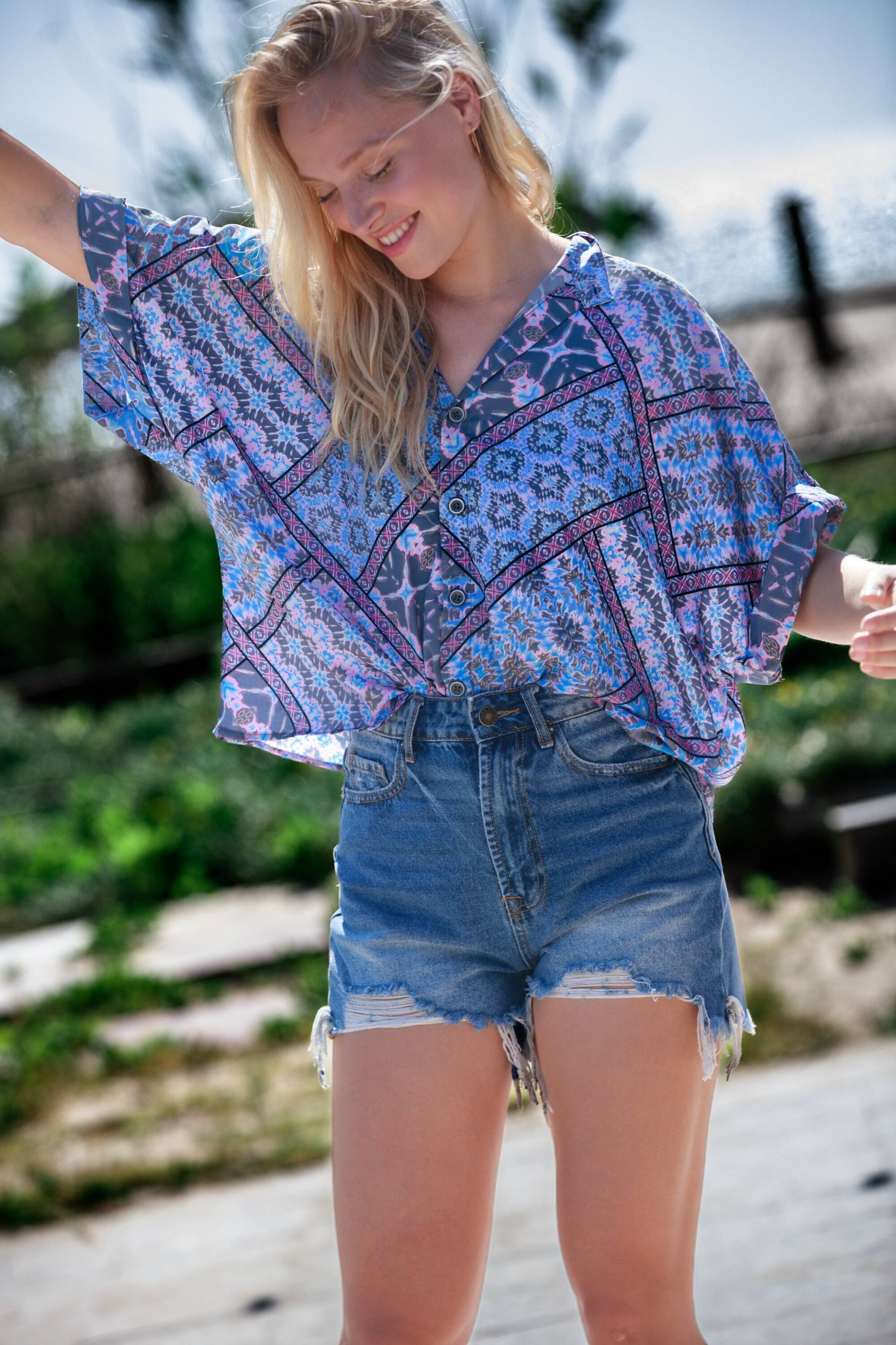 Oversized Boho Bluse Blau-Pink Print, Button-Down Shirt von AnabellaWomen
