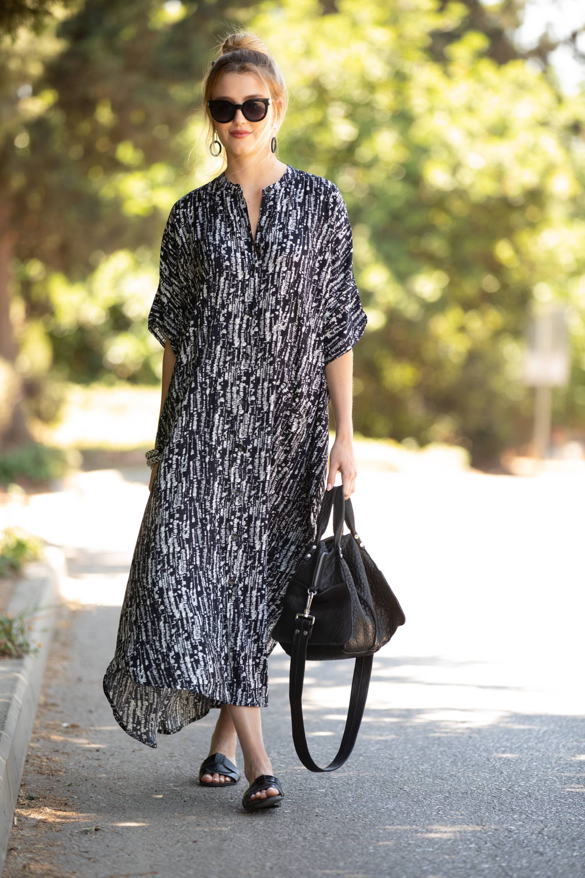 Schwarz & Weißes Rayon Kaftan Kleid Oversized Maxi Mit Taschen von AnabellaWomen