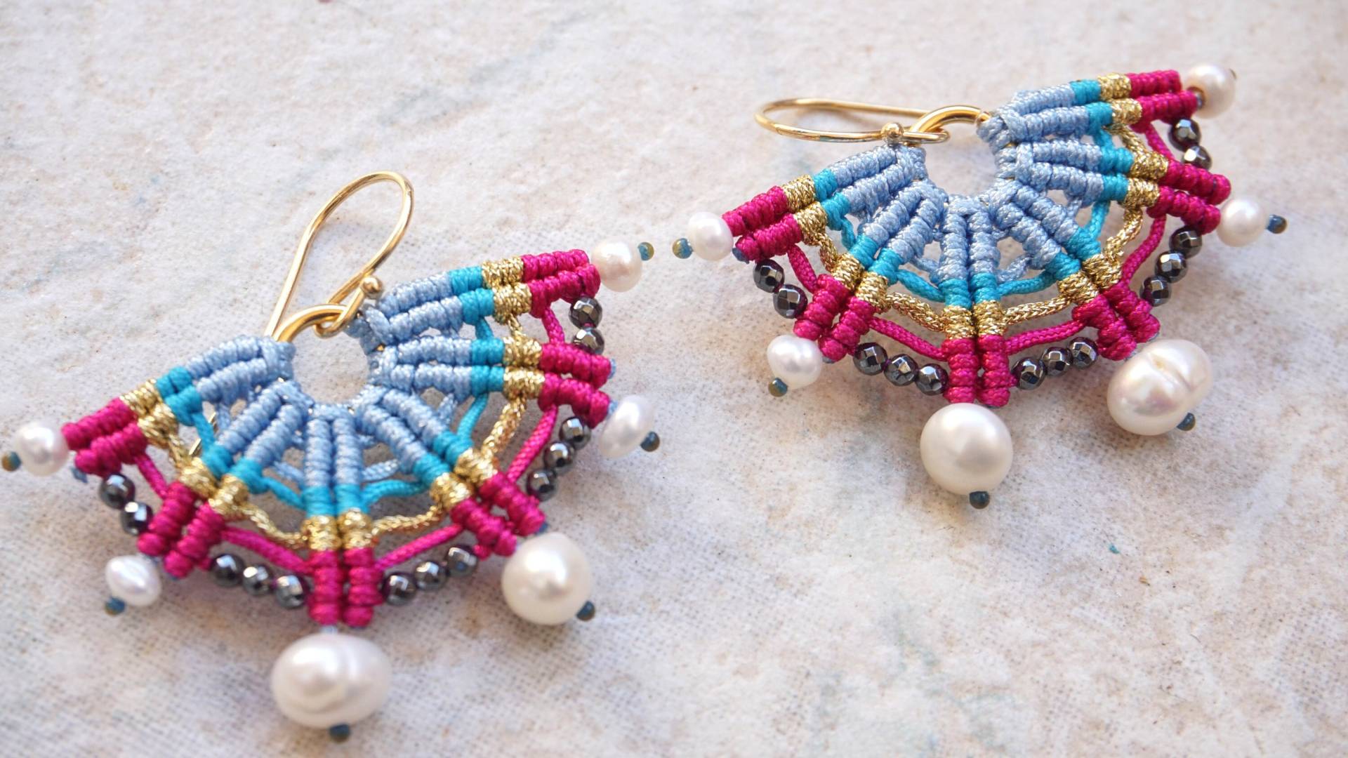 Blaue Rosa Gold Gewebte Ohrringe Mit Perlen Und Hämatit - Bunte Mikro Makrame Boho Blaue Rosa Gold Gewebte Ohrringe Mit Perlen Und Hämatit - Bunte Mikro Makrame Boho von Anadalis