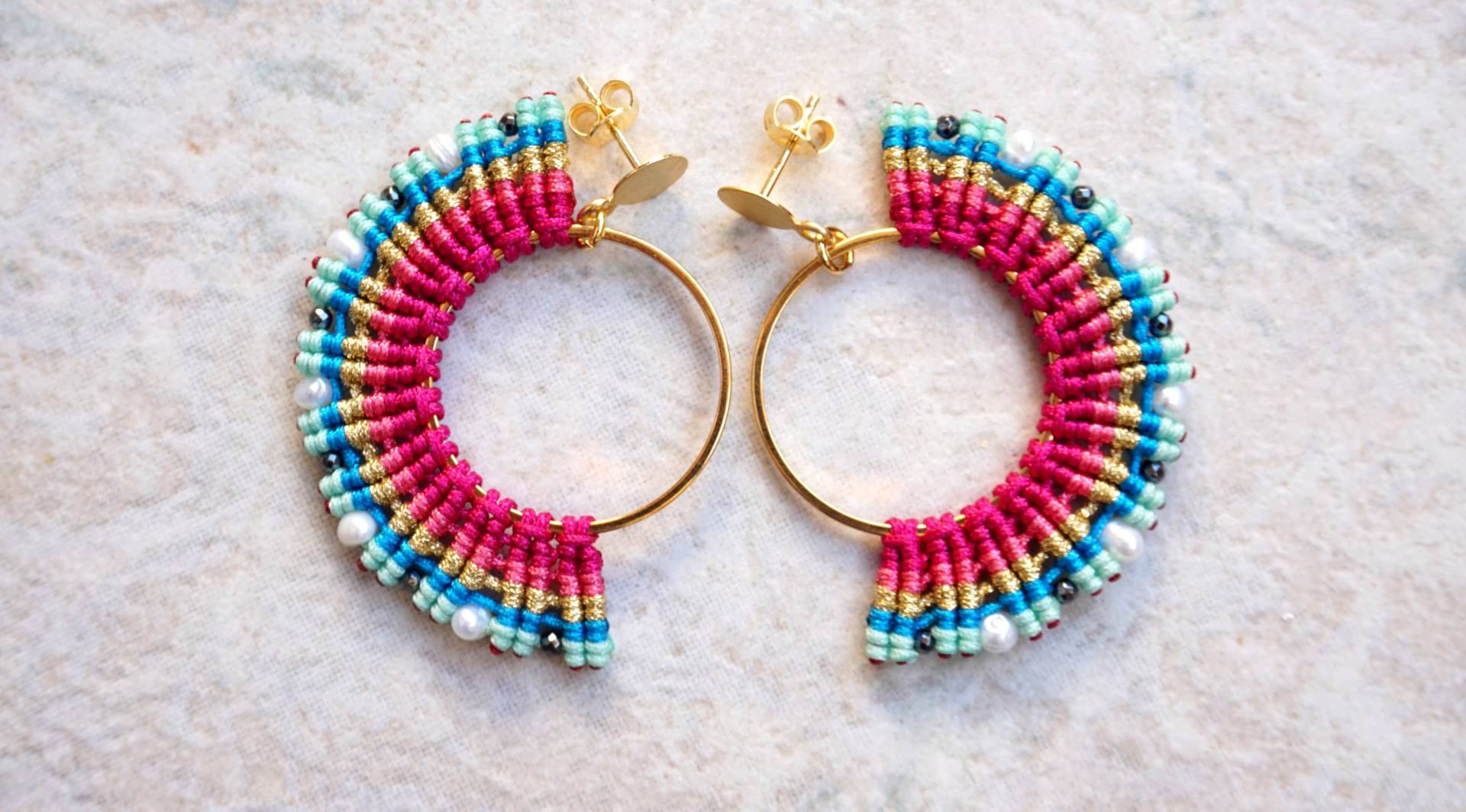 Große Creolen Mit Kleinen Perlen Und Hämatitperlen - Boho Micro Macrame Festival Ohrringe Lila Blauen Farben Große Creolen Mit Kleinen Perlen Und Hämatitperlen - Boho Micro Macrame Festival Ohrringe Lila Blauen Farben von Anadalis