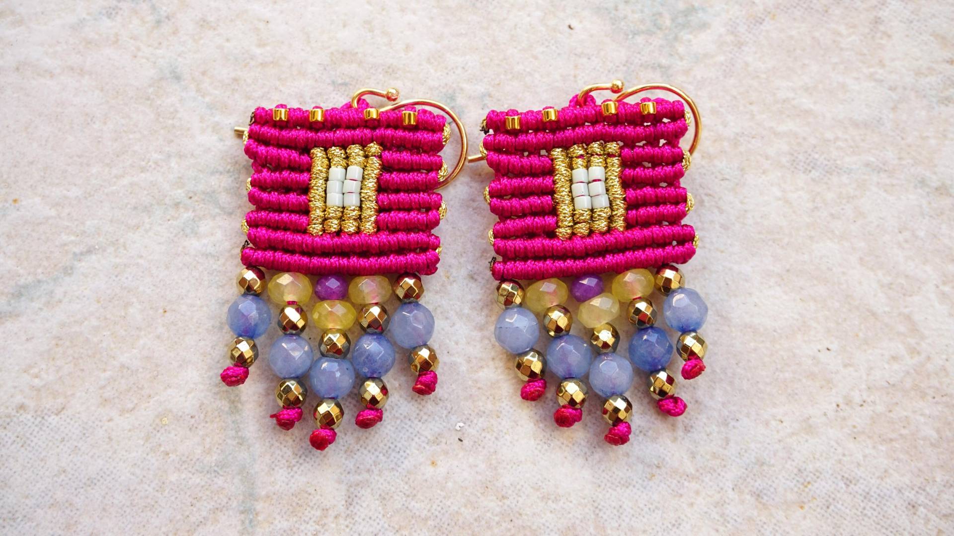 Rosa Mikro Makramee Ohrringe - Handgemachte Miyuki Boho Chic Mit Blauen Achat Und Hämatit Perlen Rosa Mikro Makramee Ohrringe - Handgemachte Miyuki Boho Chic Mit Blauen Achat Und Hämatit Perlen von Anadalis