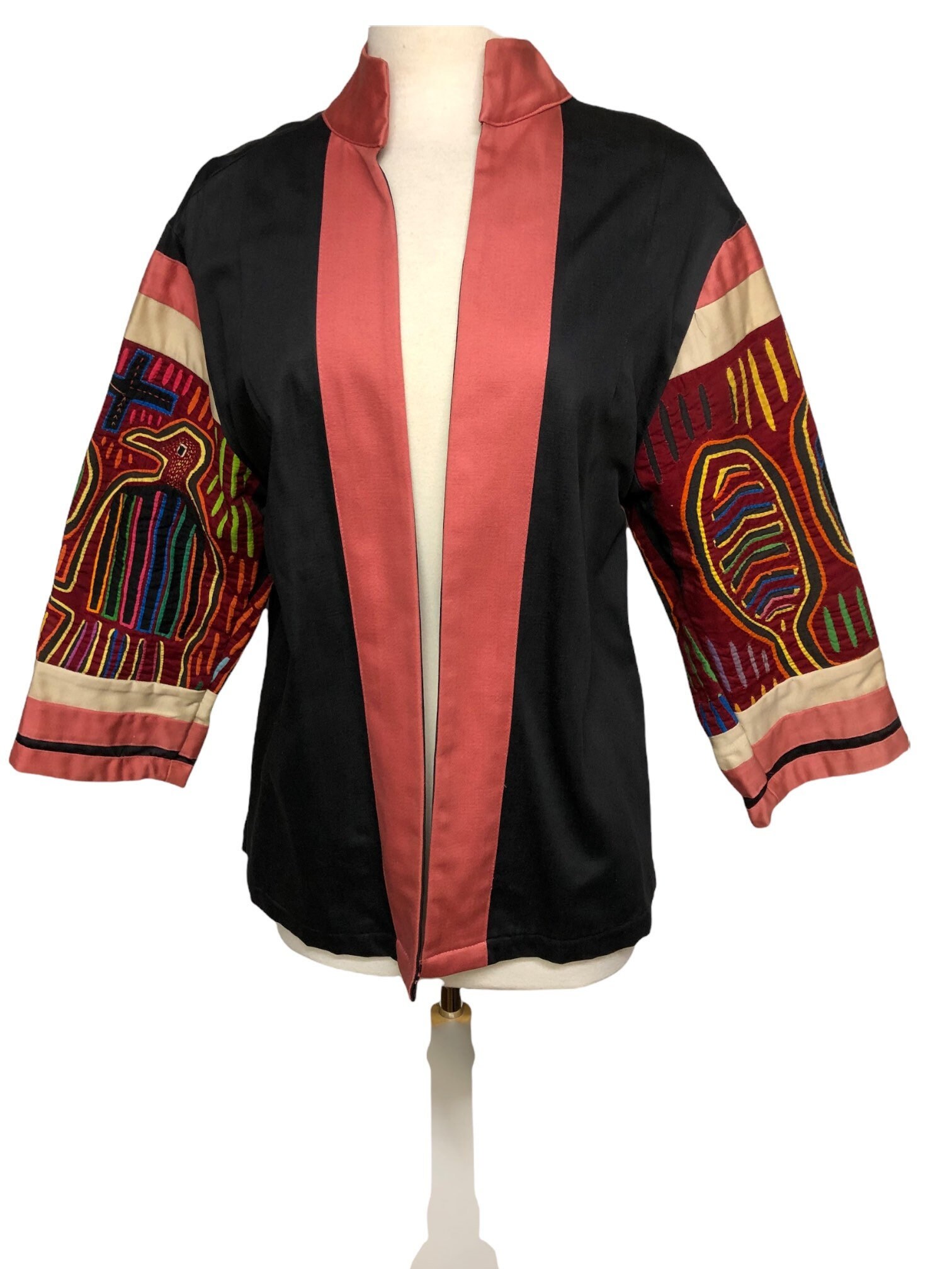 Einzigartige 70Er Jahre Scheideweg Ms Schwarz Und Mauve Offene Jacke Panama Mola Hand Applikation Vogel Gesicht Motiv - Sz M Einzigartige 70Er Jahre Scheideweg Ms Schwarz Und Mauve Offene Jacke Panama Mola Hand Applikation Vogel Gesicht Motiv - Sz M von Anaforia