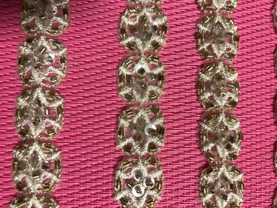 1 Yard Pailletten-Perlenbesatz. 7/8 Breit, Elfenbein Mit Gold Perlen von AnafrezNotions