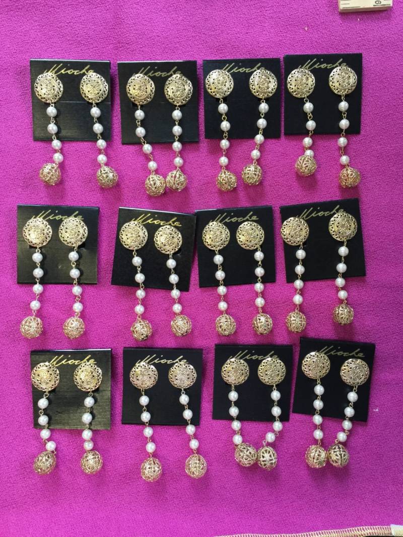 10 Ohrringe, Vintage 90Er Jahre Elegante Baumeln Vergoldetes Metall & Faux Perlen Ohrclips, Gold Tone Filigree von AnafrezNotions