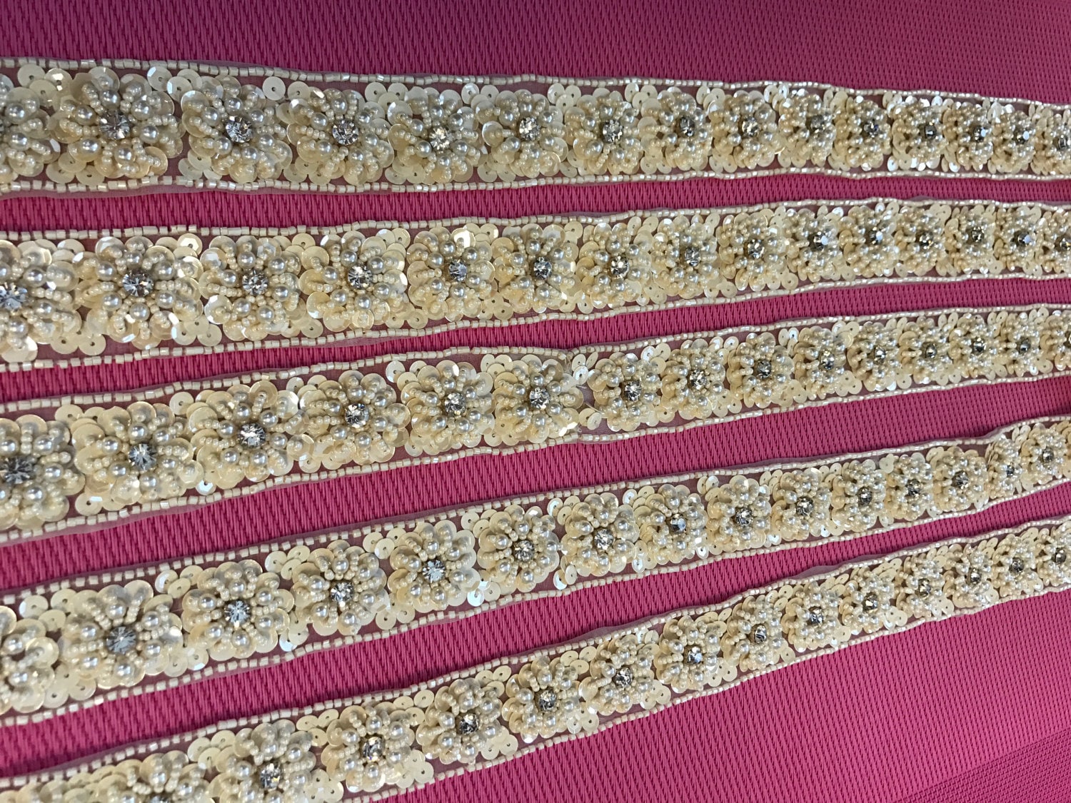 2 1/2 Yards Creme Perlen Pailletten Trim. Strass Borte 2 1/2 Yards Creme Perlen Pailletten Trim. Strass Borte von AnafrezNotions