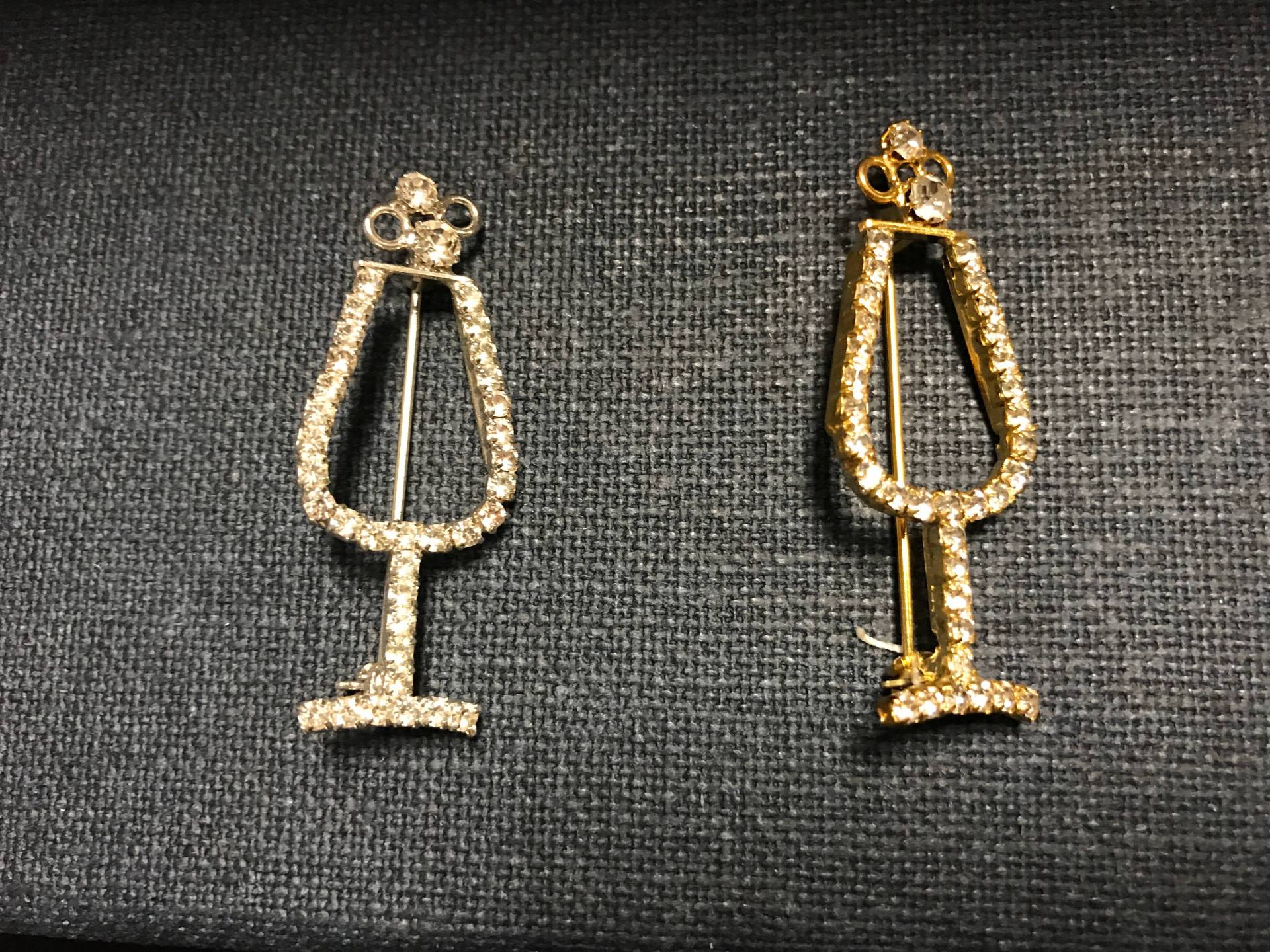 2 Weihnachtliche Sektglas Brosche. Weihnachts Pin. Urlaubsbrosche Made in Czech Republik von AnafrezNotions