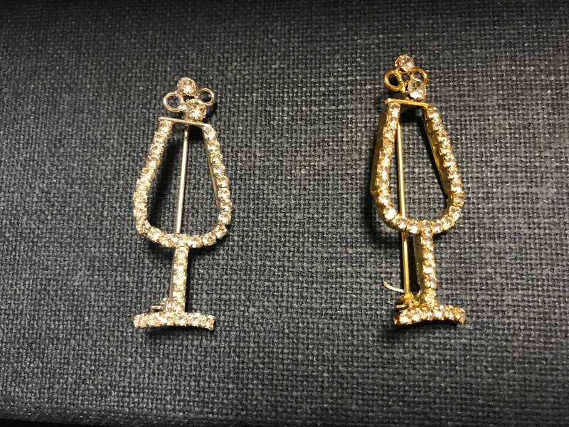 2 Weihnachtliche Sektglas Brosche. Weihnachts Pin. Urlaubsbrosche Made in Czech Republik von AnafrezNotions