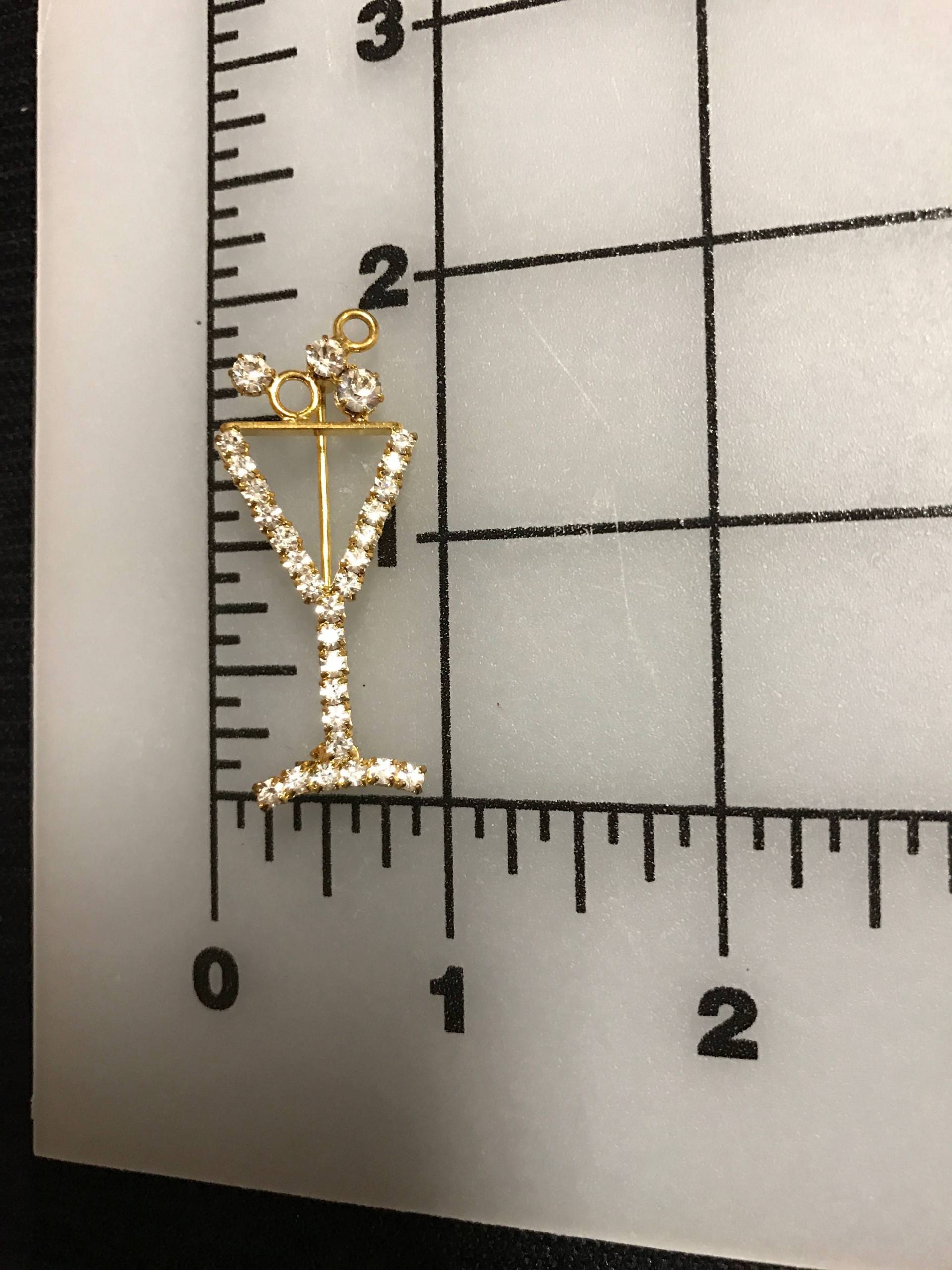 2 Weihnachtliche Sektglas Brosche. Weihnachts Pin. Urlaubsbrosche Made in Czech Republik von AnafrezNotions