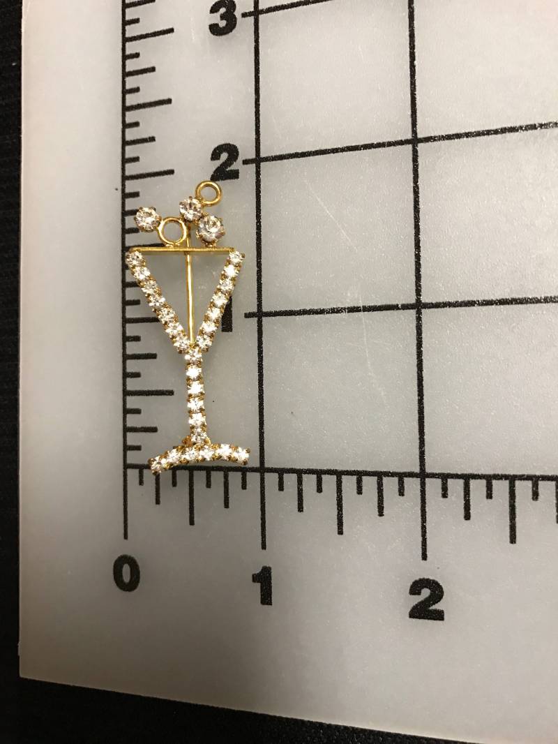 2 Weihnachtliche Sektglas Brosche. Weihnachts Pin. Urlaubsbrosche Made in Czech Republik von AnafrezNotions