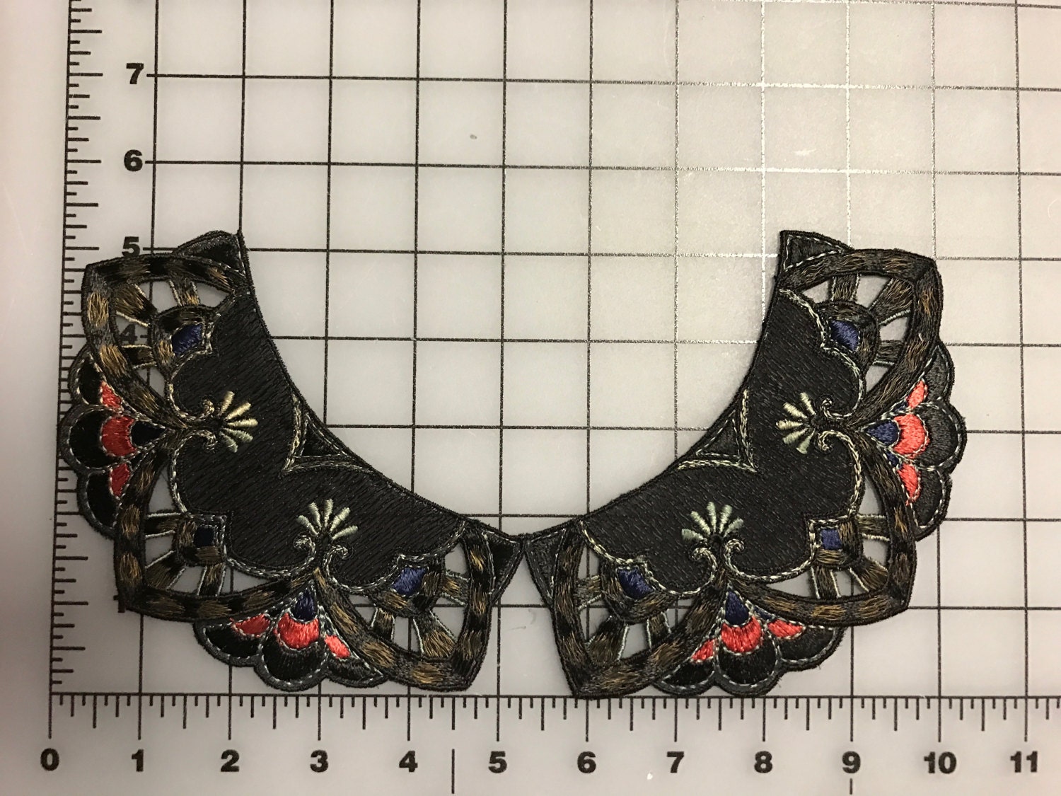Ausschnitt Blumen Applikation Kragen Mieder Verschönerung. Vintage Mieder, Renaissance 1 Stk Schwarz. Gefertigt in Deutschland Ausschnitt Blumen Applikation Kragen Mieder Verschönerung. Vintage Mieder, Renaissance 1 Stk Schwarz. Gefertigt in Deutschland von AnafrezNotions