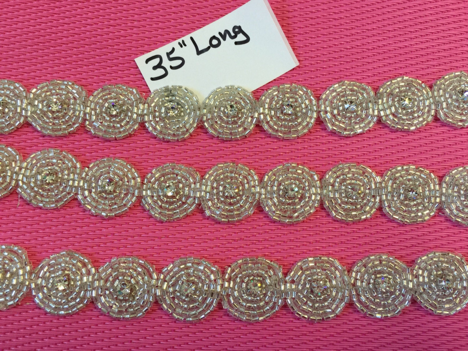 Ein 90cm Langer Perlenkreis Mit Strassmotiv. Perlen Motive, Runde Applikationen, Silber Applikationen Ein 90cm Langer Perlenkreis Mit Strassmotiv. Perlen Motive, Runde Applikationen, Silber Applikationen von AnafrezNotions