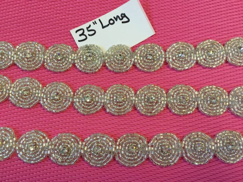 Ein 90cm Langer Perlenkreis Mit Strassmotiv. Perlen Motive, Runde Applikationen, Silber Applikationen Ein 90cm Langer Perlenkreis Mit Strassmotiv. Perlen Motive, Runde Applikationen, Silber Applikationen von AnafrezNotions