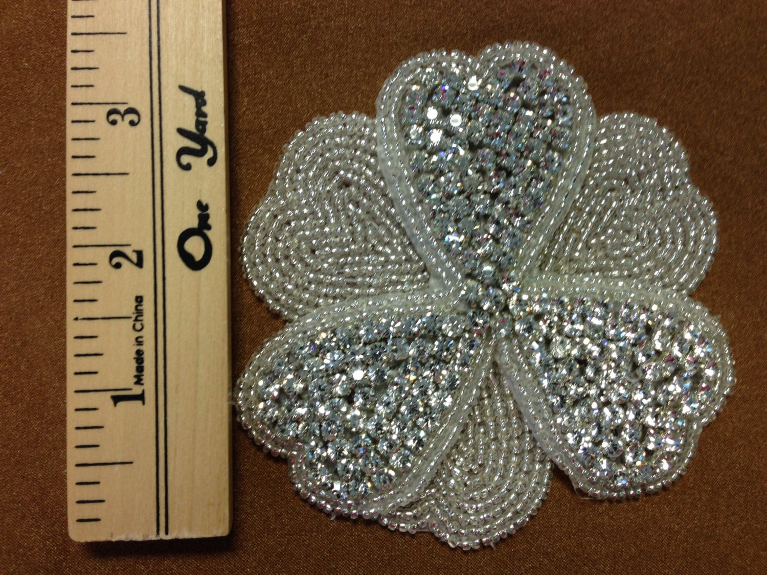 Ein Stück Strass Perlen Applikation, Aufnäher, Braut Applikation. Silber Oder Gold von AnafrezNotions