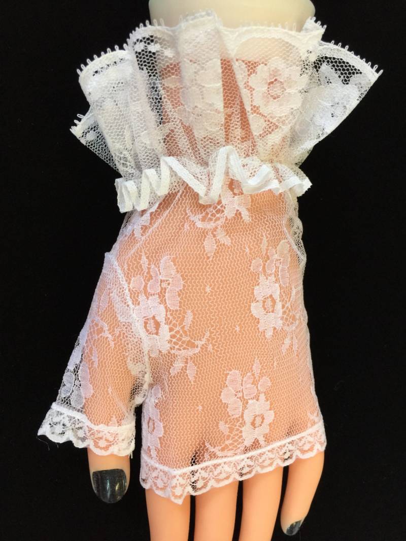 Fingerlose Handschuhe Aus Weißer Spitze. Gekräuselte Handschuhe, Spitzenhandschuhe, Weiße Handschuhe. Stretch-Spitzen-Armstulpen. Hergestellt von AnafrezNotions